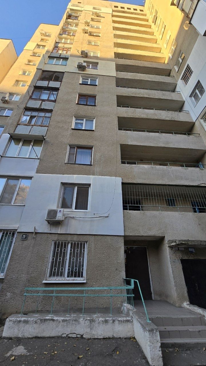 Продам 2х комнатную на Таирова. Дом кирпичный. Комнаты раздельные.