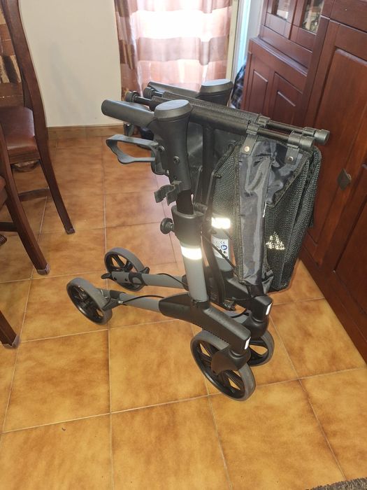 Andarilho de 4 rodas com assento, bolsa e travões