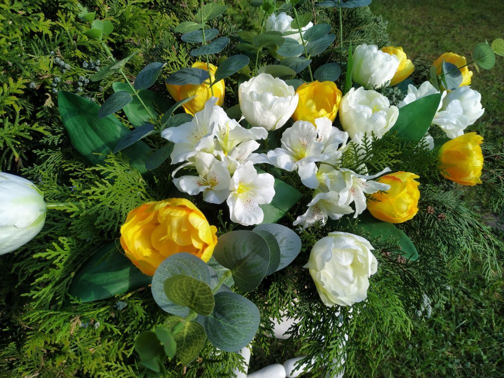 Wiązanka wieniec na grób na taras sztuczne kwiaty plus żywe zielone