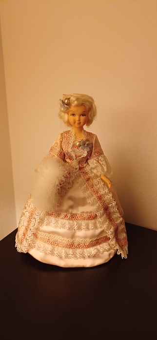 Boneca com Música antiga 22cm belíssima