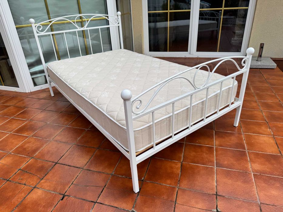 Łóżko z materacem 120x200 białe metalowe łoże stylowe kanapa tapczan