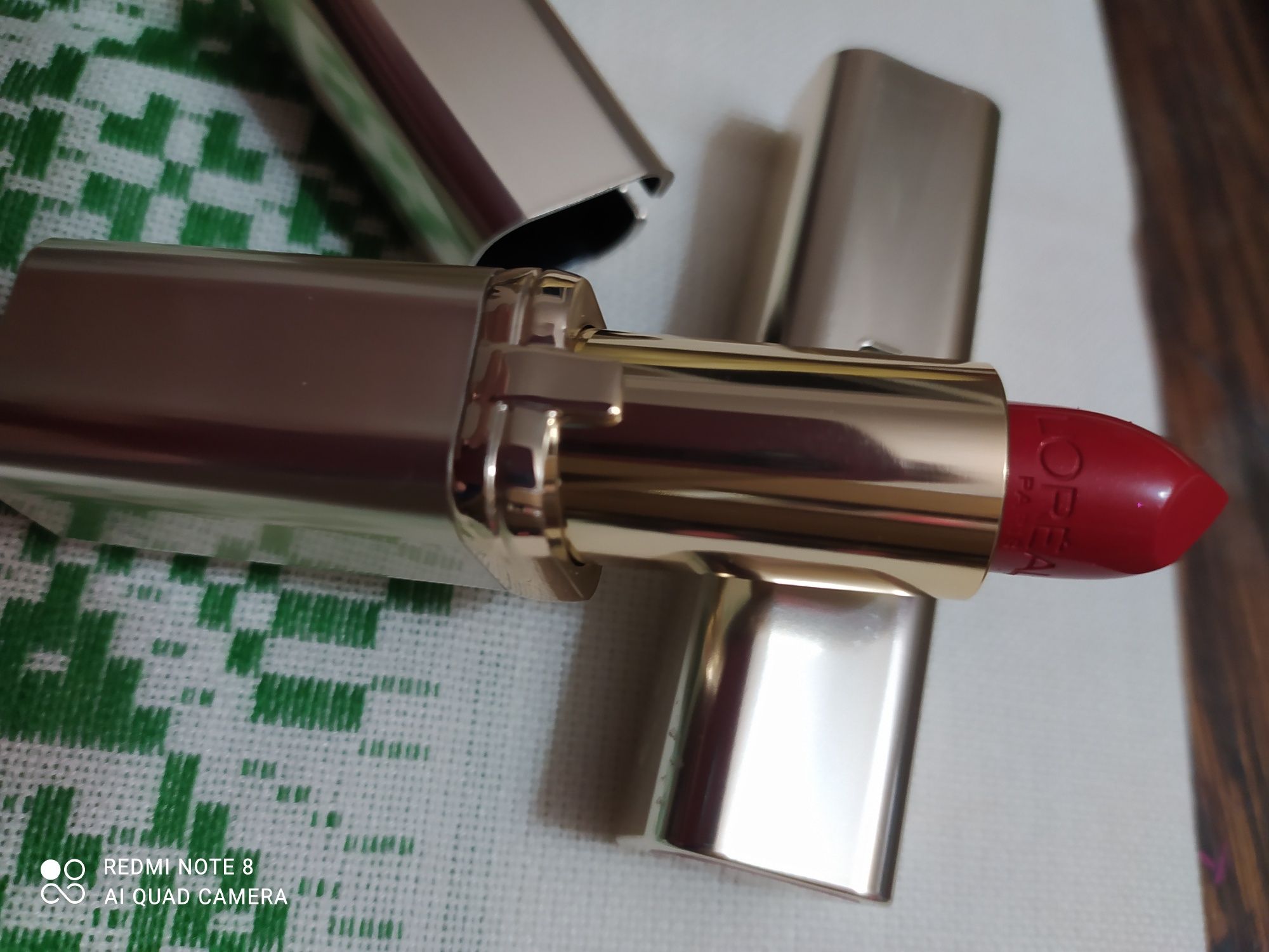 Помада   L'Oreal, мицеллярную воду для умывания