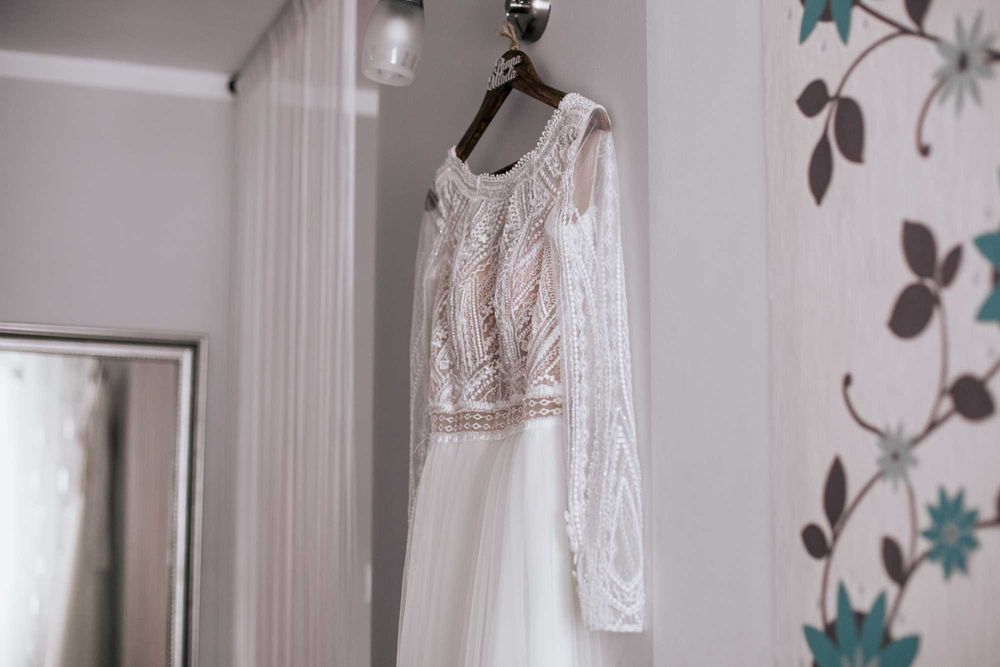 Suknia ślubna na drobną Pannę Młodą (długi rękaw, odkryte plecy, tiul)