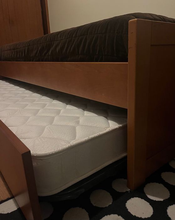Cama dupla com colchões, muito pouco uso