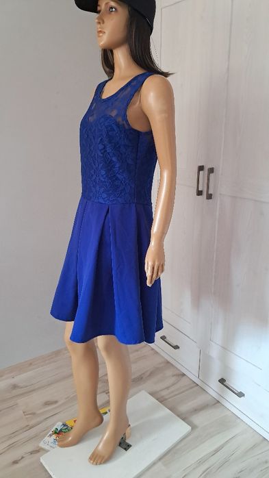 Chabrowa sukienka z koronką