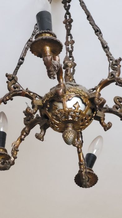 Żerandol mosiężny z figurką chłopca