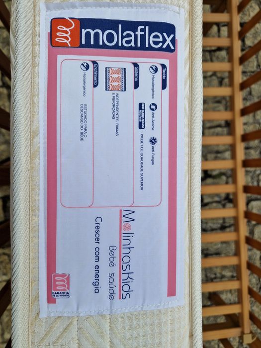 Cama de madeira bebé