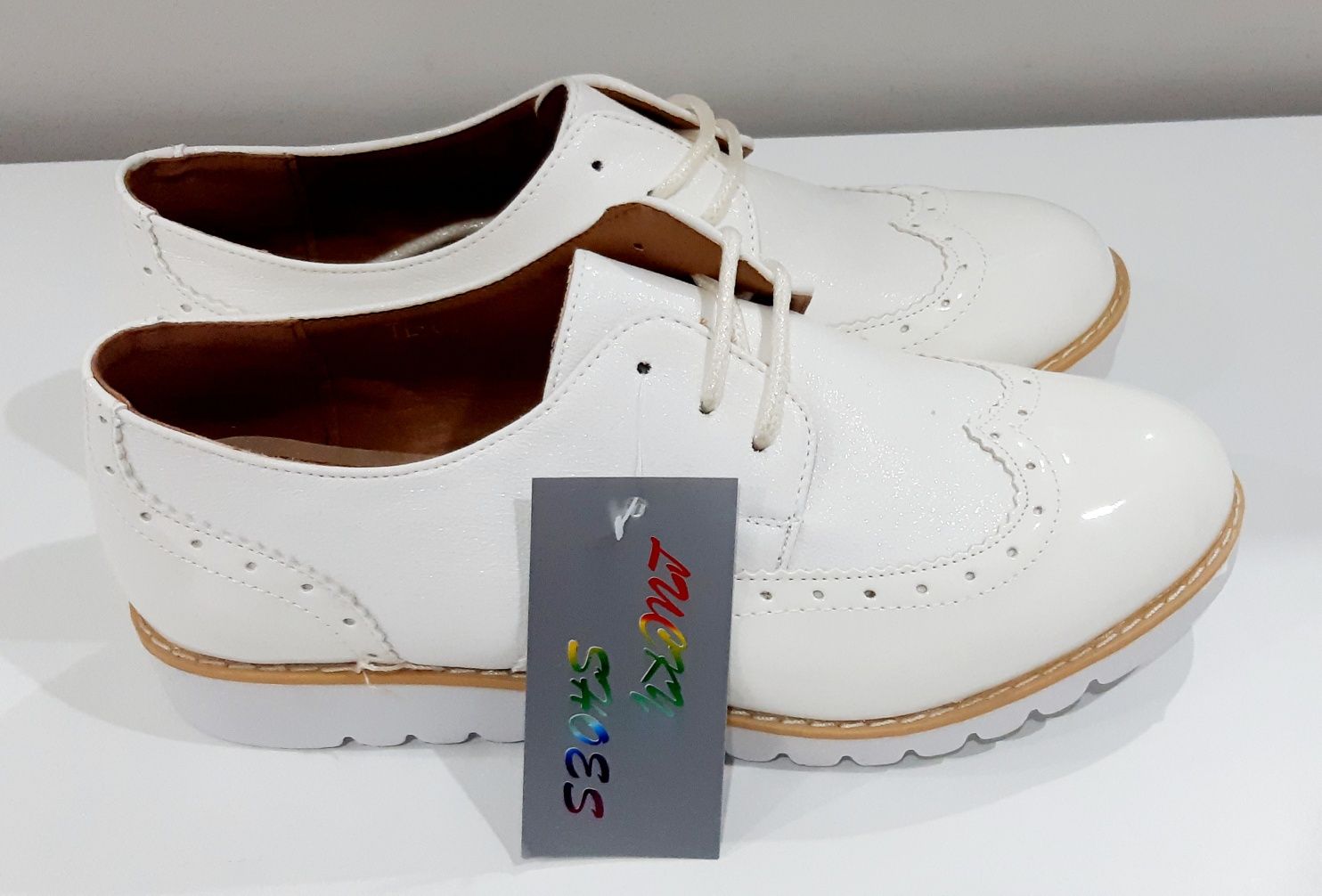 Rozmiar 37 | Stan nowy | Stylowe białe półbuty Lucky Shoes