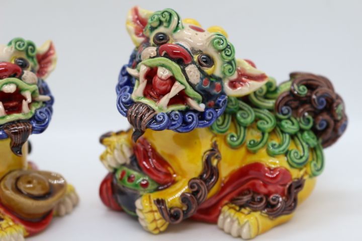 Par de Cães Foo Sorte e Fortuna Coloridos Porcelana Chinesa XX marcado