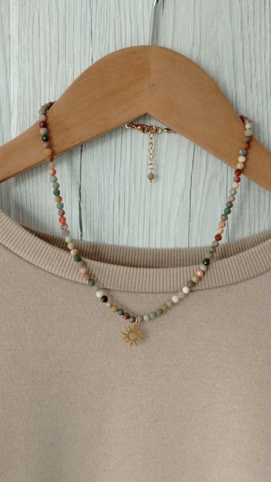 Krótki naszyjnik damski w kolorach ziemi z zawieszką, prezent dla niej