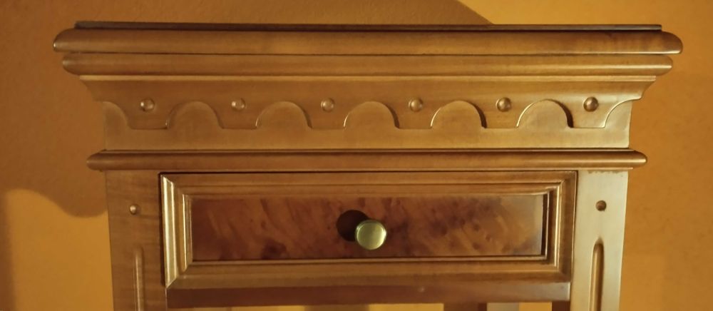 Móvel de apoio em madeira de excelente qualidade