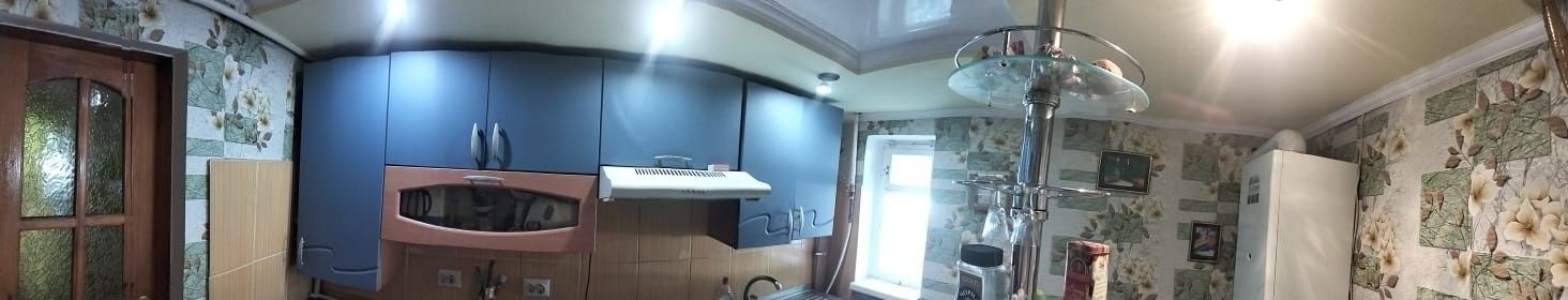 Будинок у центрі Бобринця з гостьовим будиночком та гаражем