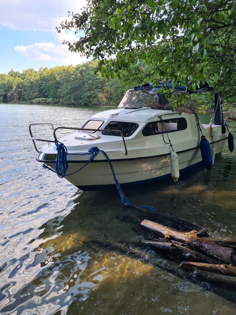Czarter łodzi motorowej hausboot jezioro Drawskie