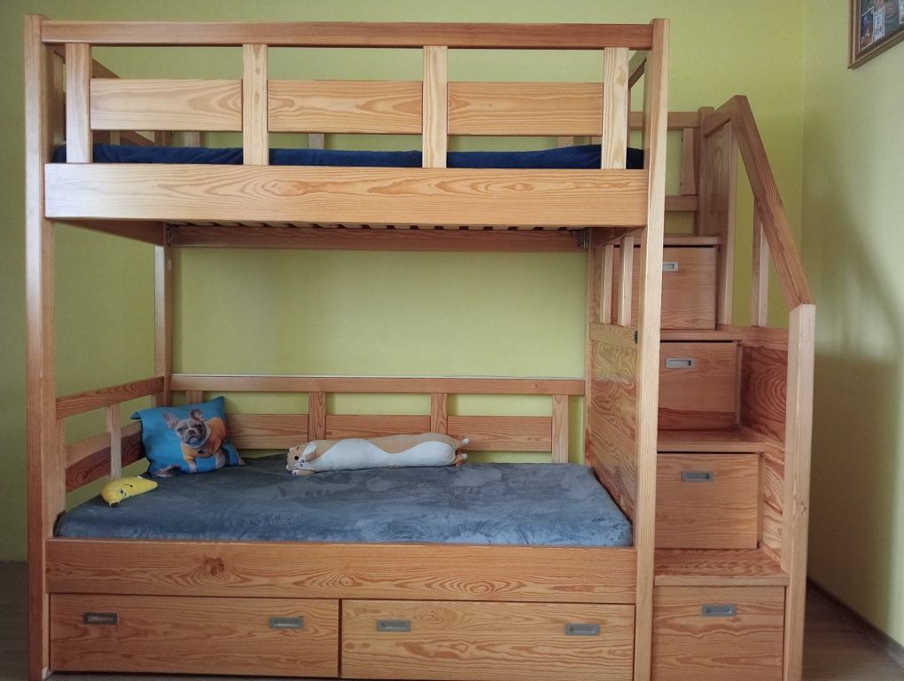 Sprzedam drewniane łóżko piętrowe ze schodami i szufladami