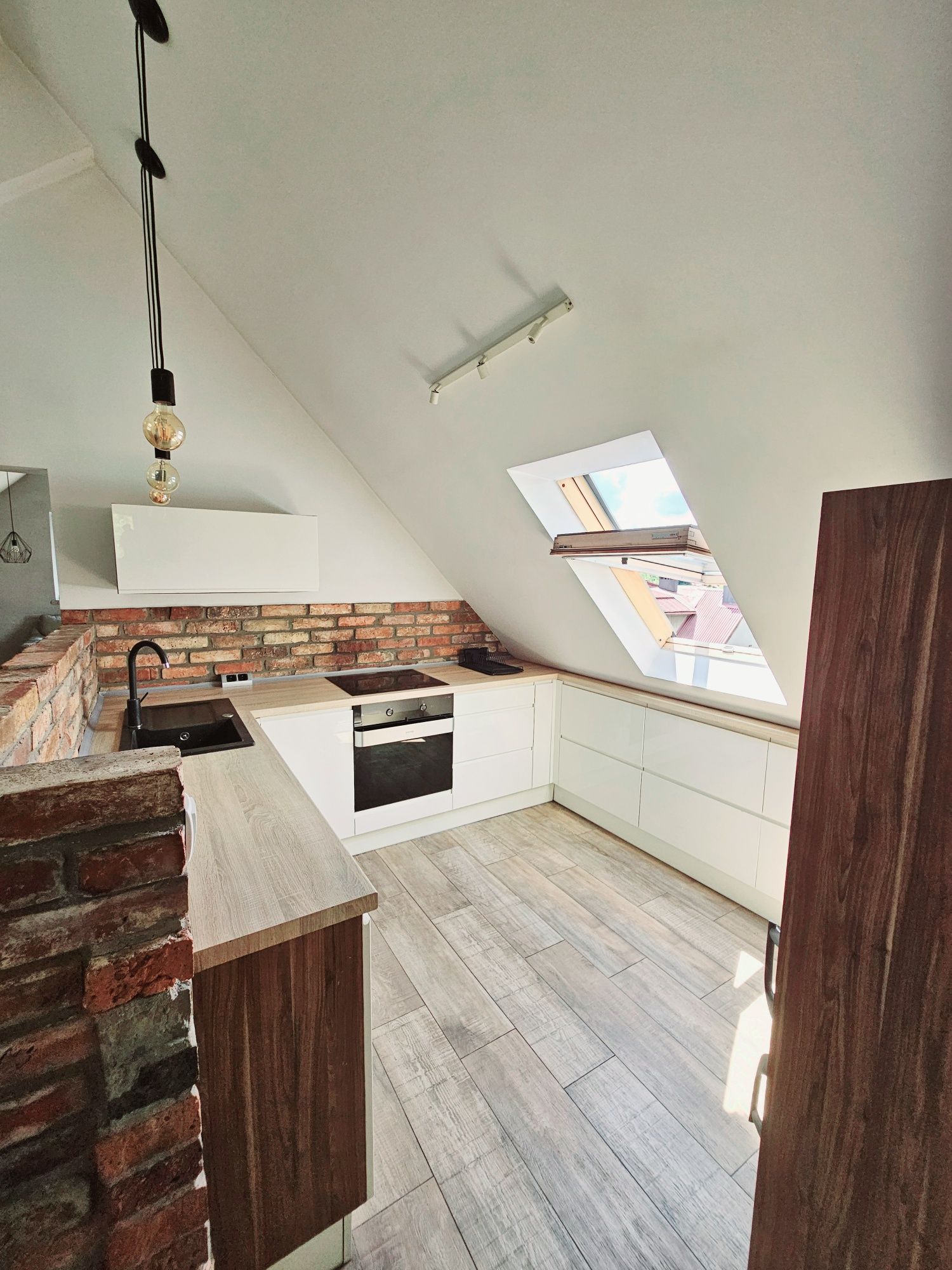 Sprzedam klimatyczne mieszkanie na poddaszu 46/90 m², 2 pokoje + antre