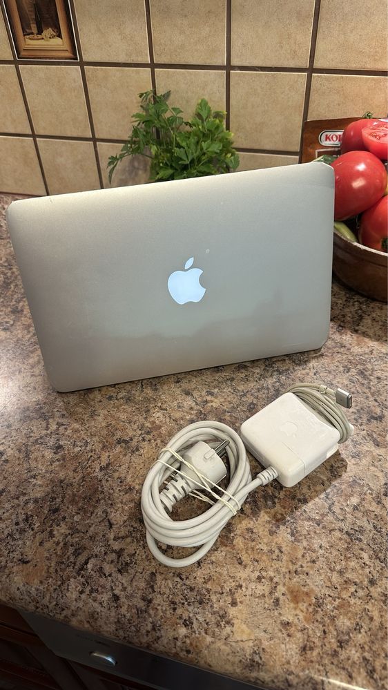 Laptop MacBook Apple Air i7 8gb RAM + ładowarka - 100% sprawny