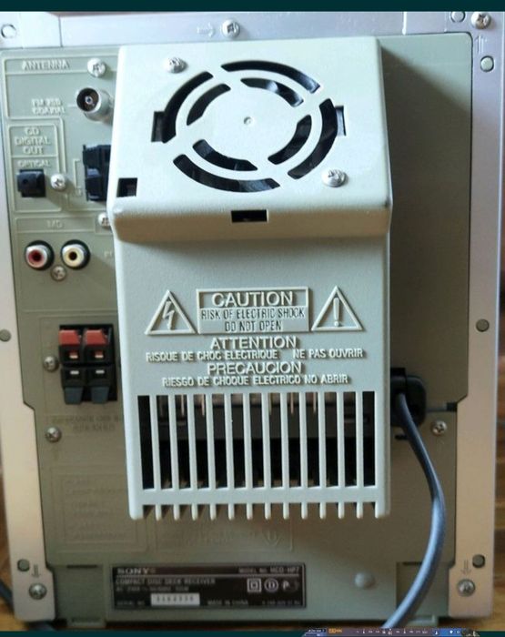 Sony CMT-HP7 - Музыкальный Центр, две колонки
С пультом управления ДУ