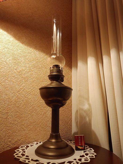 Stara  100% sprawna , stan idealny lampa naftowa sygnowana Royal.