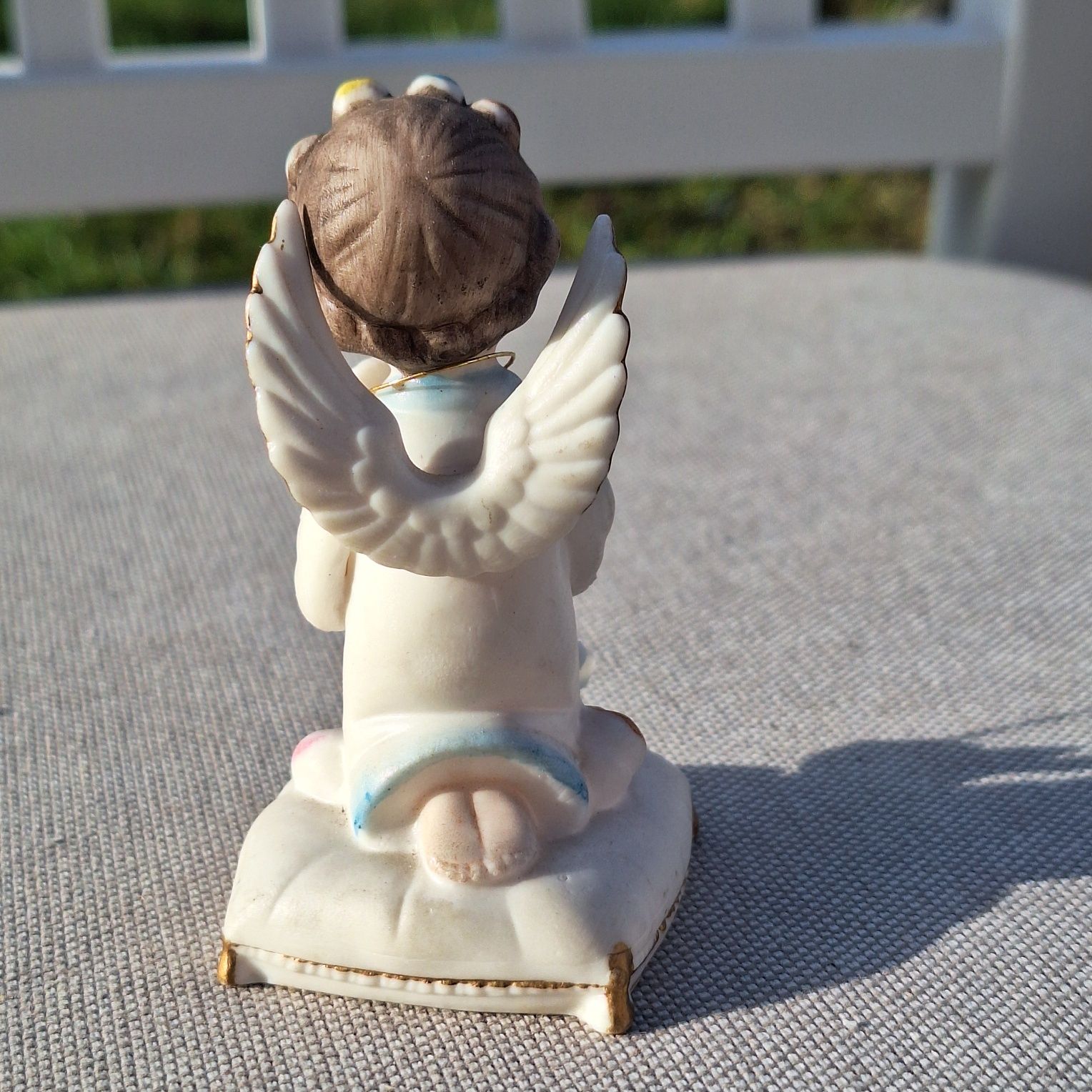 Figurka porcelanowa Aniołek biskwit