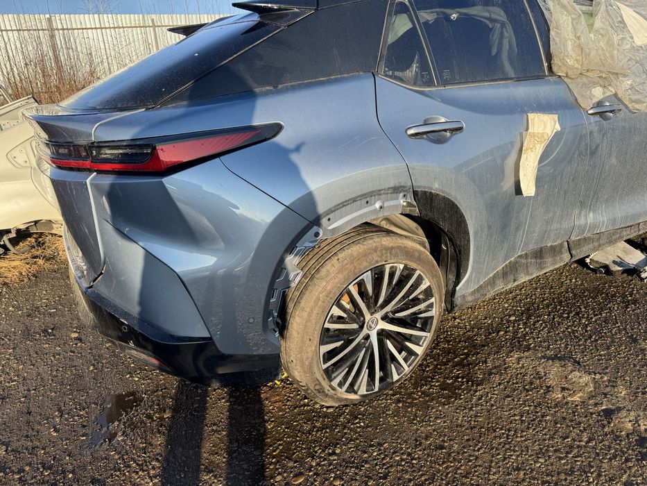 Четверть, чверть Lexus Rz450