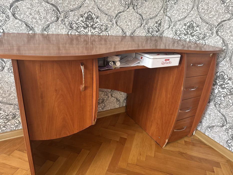 Письмовий стіл.