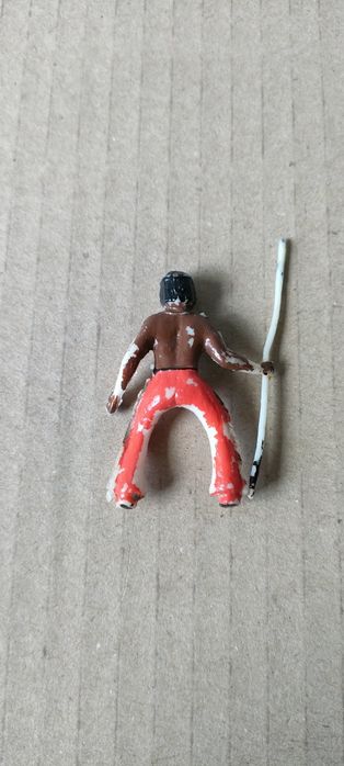 Żołnierzyki PRL - Indianin na koniu z oszczepem