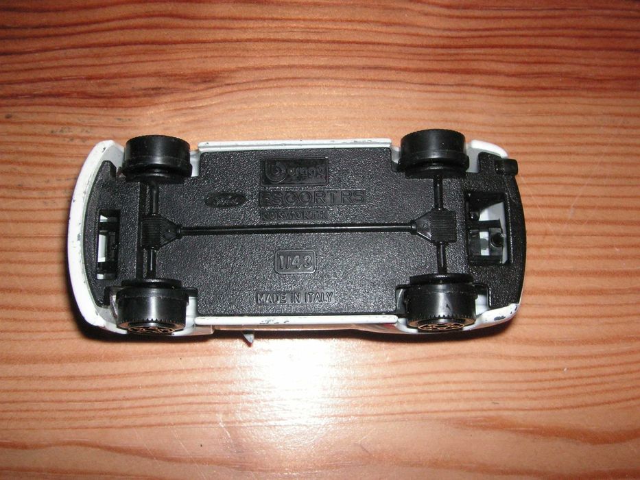 Carro Miniatura Burago Ford Escort RS Cosworth 1: 43 Rallye Sanremo