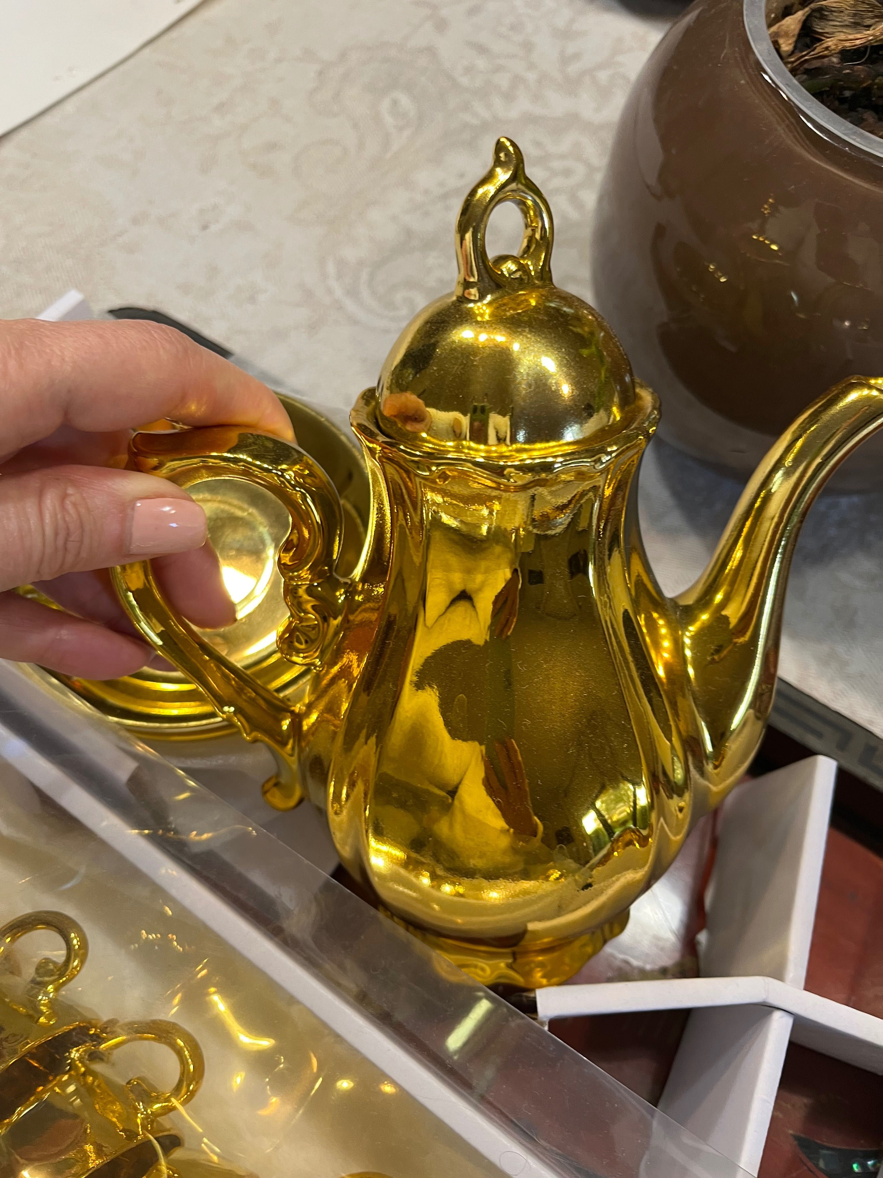 Serviço de Cha dourado
