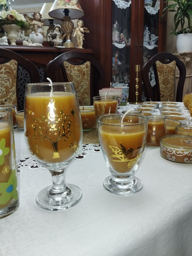 Elegancka Świeca z Prawdziwego Wosku Pszczelego w Ozdobnym Szkle.