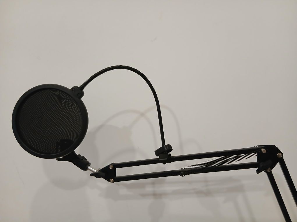 Pé de mesa pra Microfone, com filtro voz/ ruido