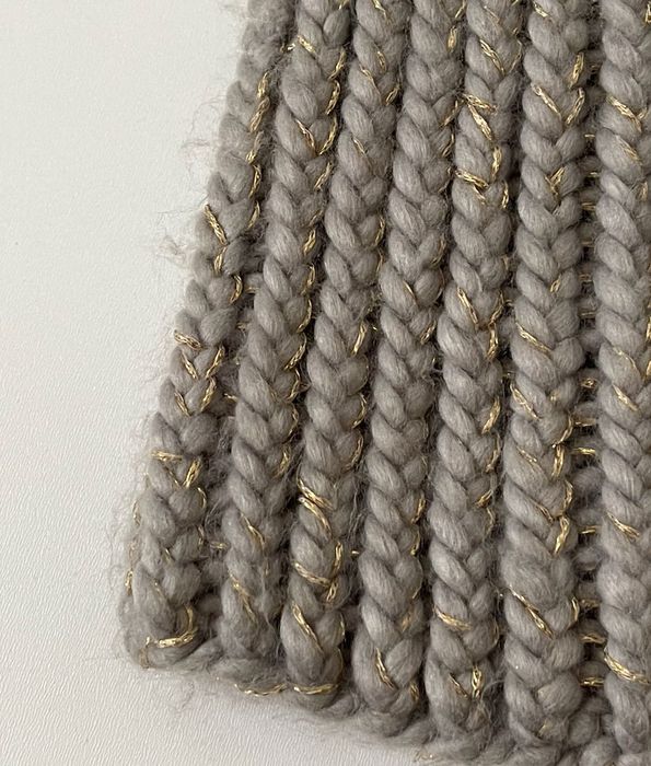 Szara czapka zimowa z pomponem ze złotą nitką [House]