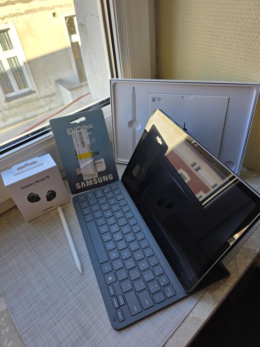 Samsung Galaxy S11 Tab + klawiatura + słuchawki