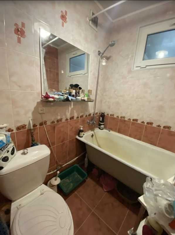 1 кім в ЦЕГЛІ з КОСМЕТИКОЮ район НАГОРКА (715584)