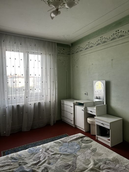 Здається кімната для однієї дівчини