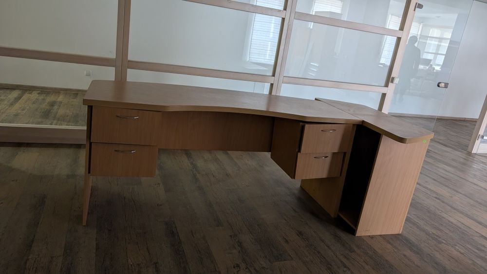 Стіл офісний у відмінному стані