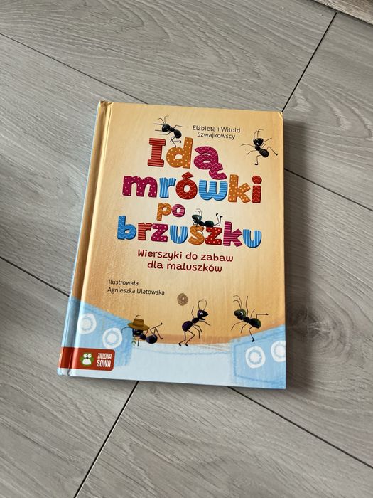 Idą mrówki po brzuszku