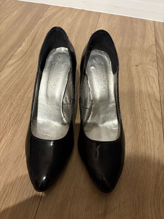 Sprzedam buty na obcasie r.40