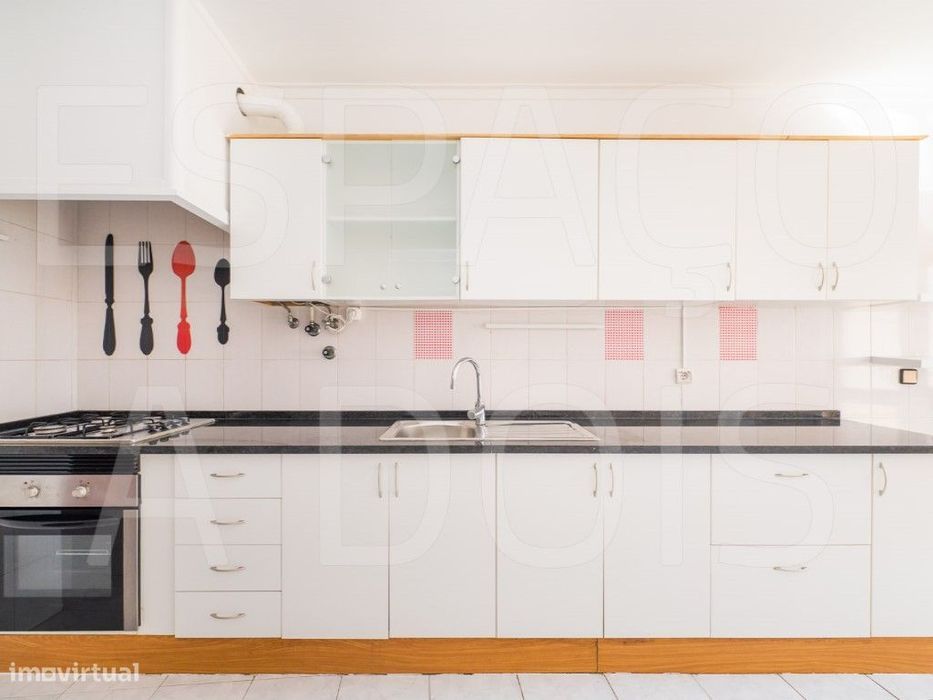 T2 TERRAÇO, Excelente Localização, Arrecadação no sótão!- MASSAMÁ