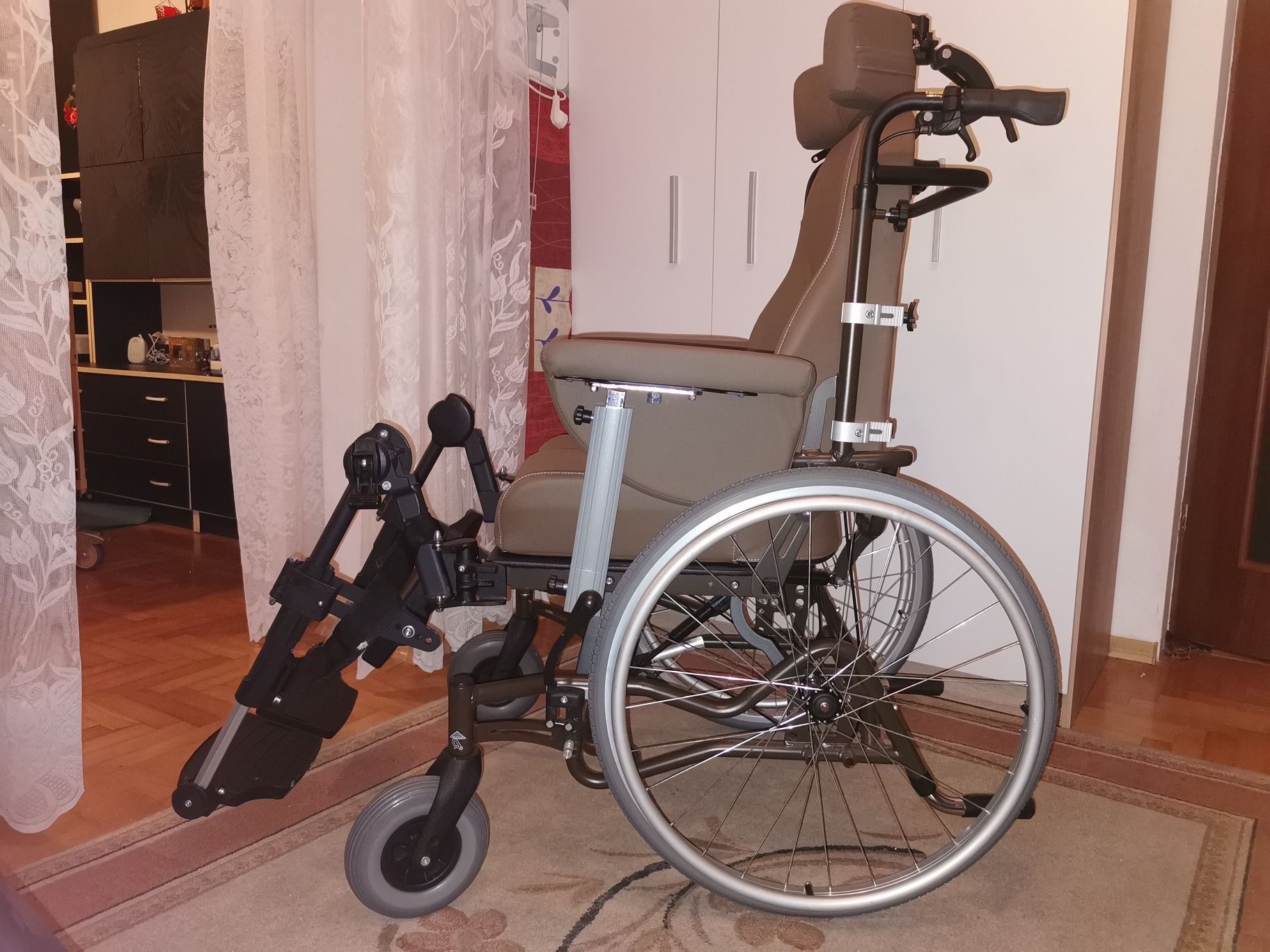Wózek inwalidzki specjalny multipozycyjny