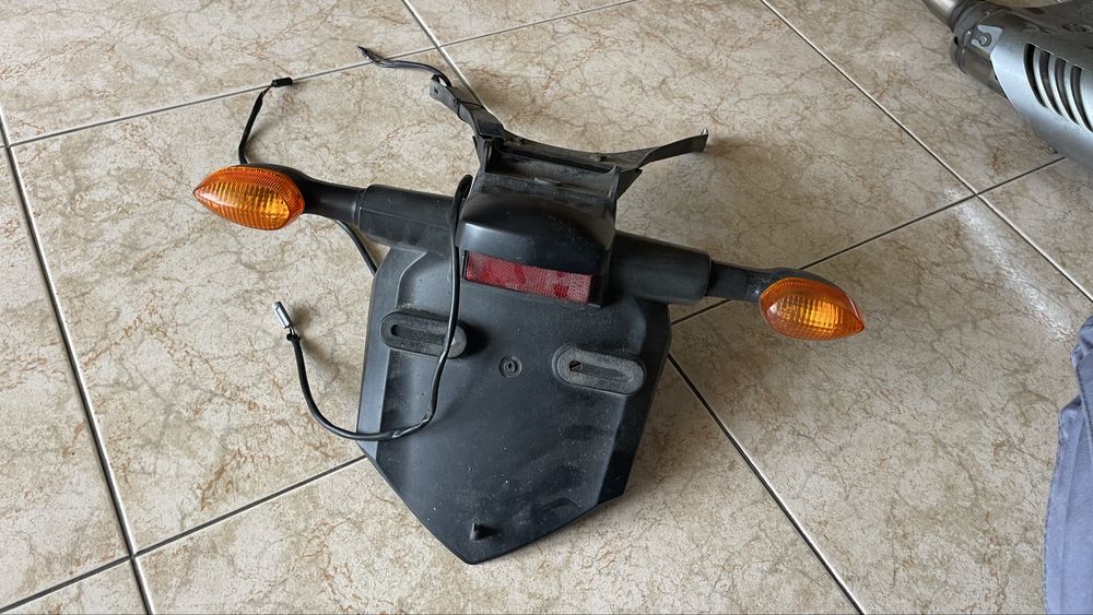 Suporte de mateicula com piscas incluidos rabeta fz6 2004 a 2010.