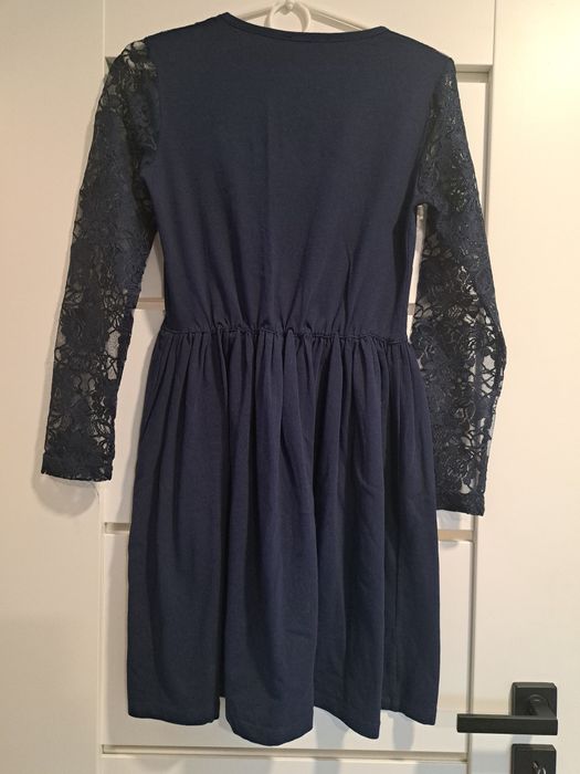 Dresowa sukienka z koronką