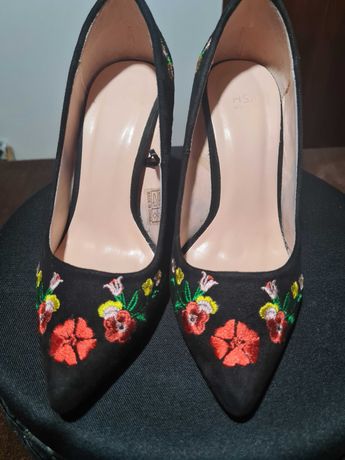 Sapatos pretos/flores