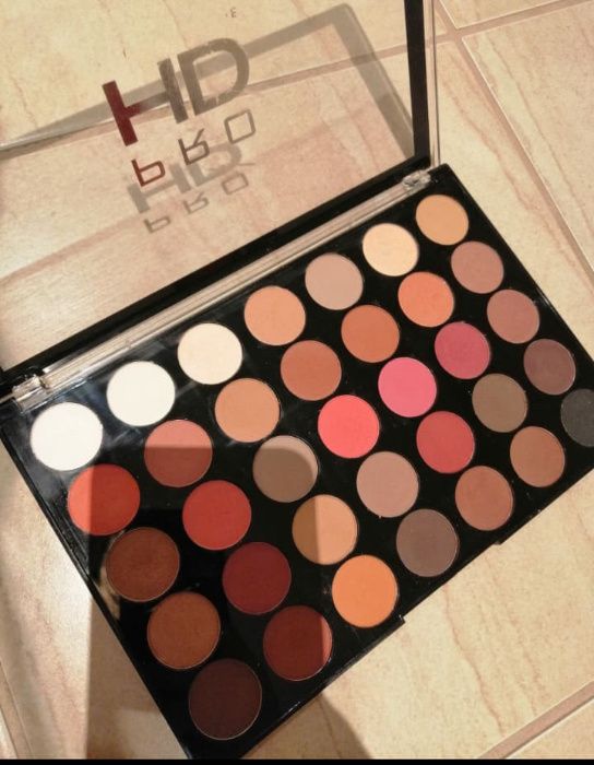 Makeup Revolution PRO HD PALETA 35 Cienie do powiek Innowation