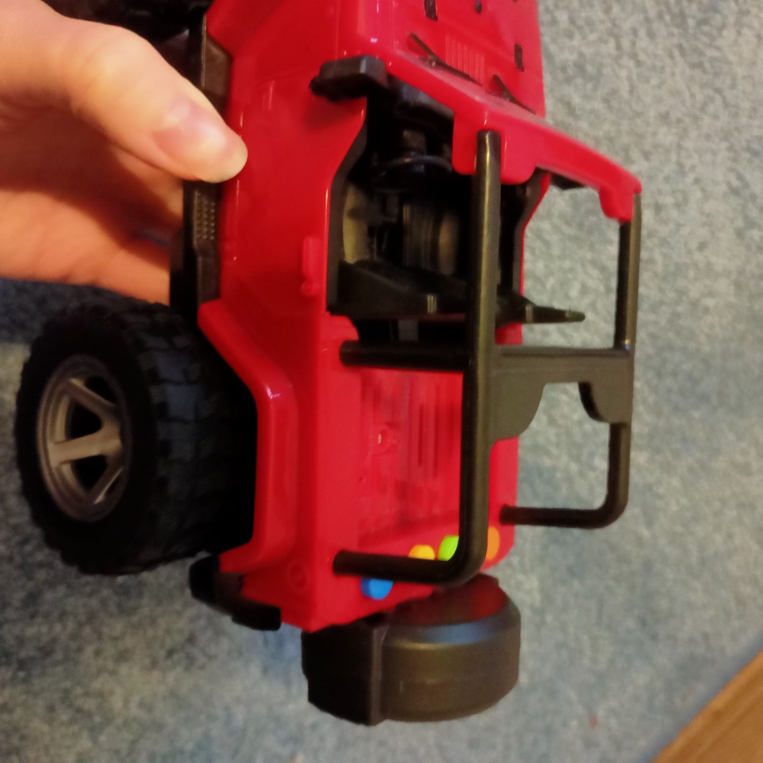 Jeep z otwieranymi drzwiami