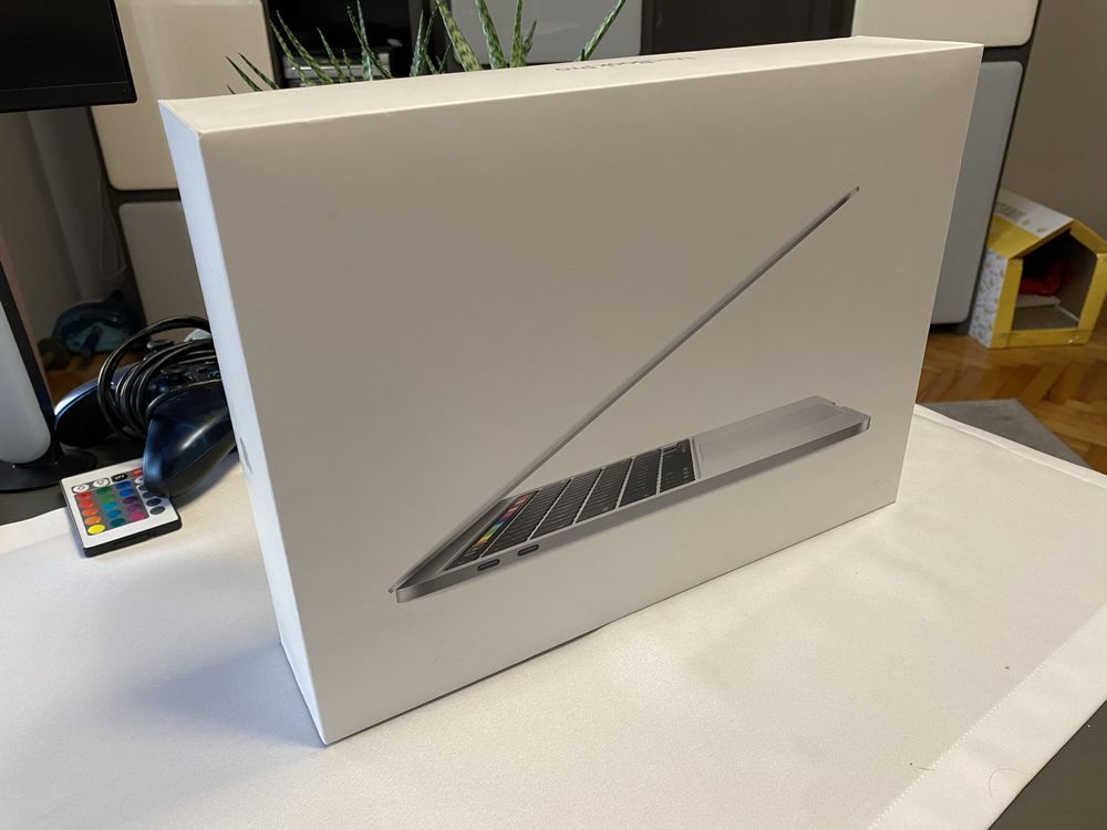 Pudelko po MacBook