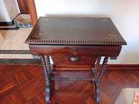 Mesa costureira em pau santo e madrepérola