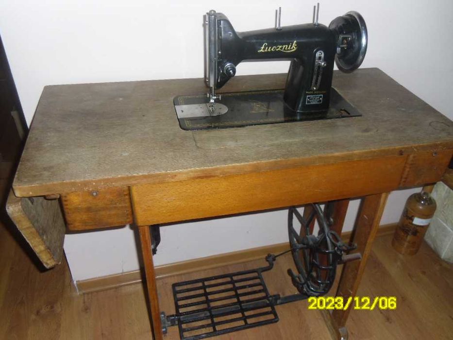Stara polska maszyna do szycia z 1957r.