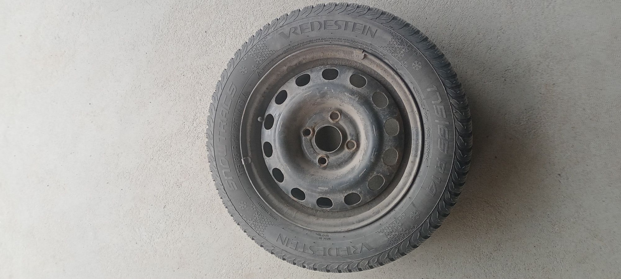 4 opony zimowe marki premium Vredestein wraz z felgami