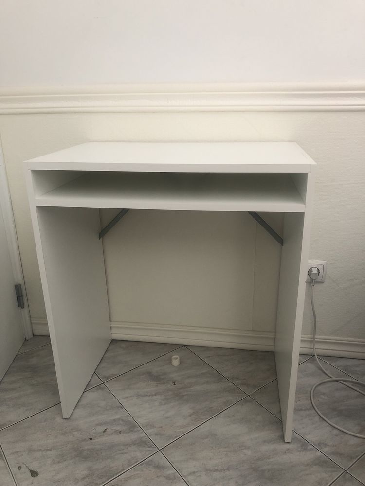 Secretária branca IKEA
