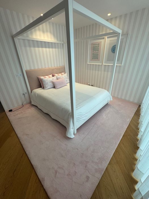 Cama de menina em madeira lacada